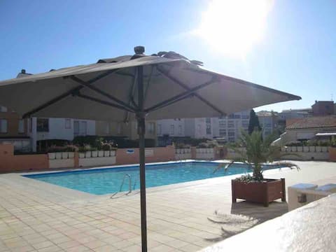 Successful Airbnb property: Studio center port with pool in Agde