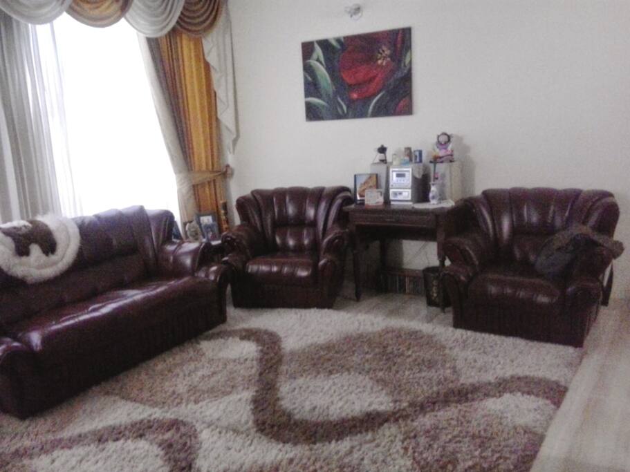 Sala amplia y confortable.