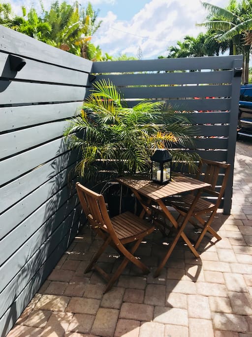 Private front entrance area with breakfast nook