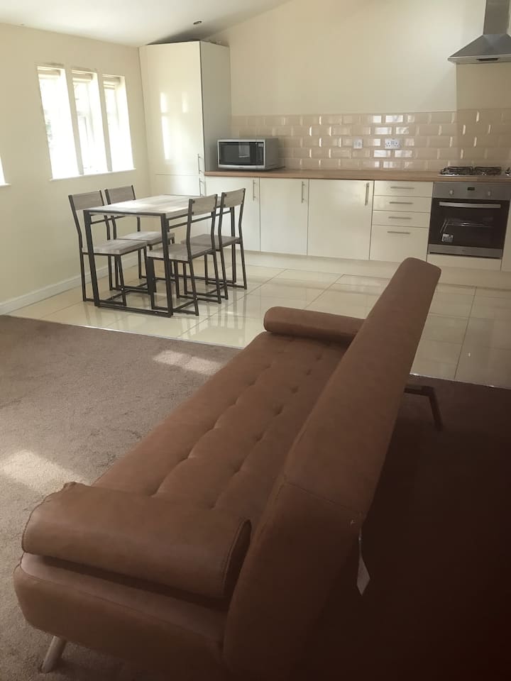 开放式厨房、餐厅和休息室