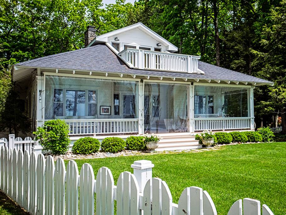Front of home and yard with white picket fence