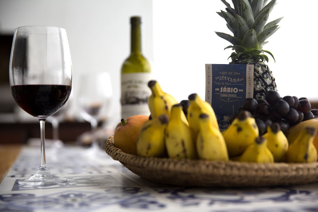 Welcome drinks (refrigério de boas-vindas): cesta de frutas frescas, entradas tipo snacks saudáveis, água de coco, água de frutas e sucos naturais, bolo, etc...