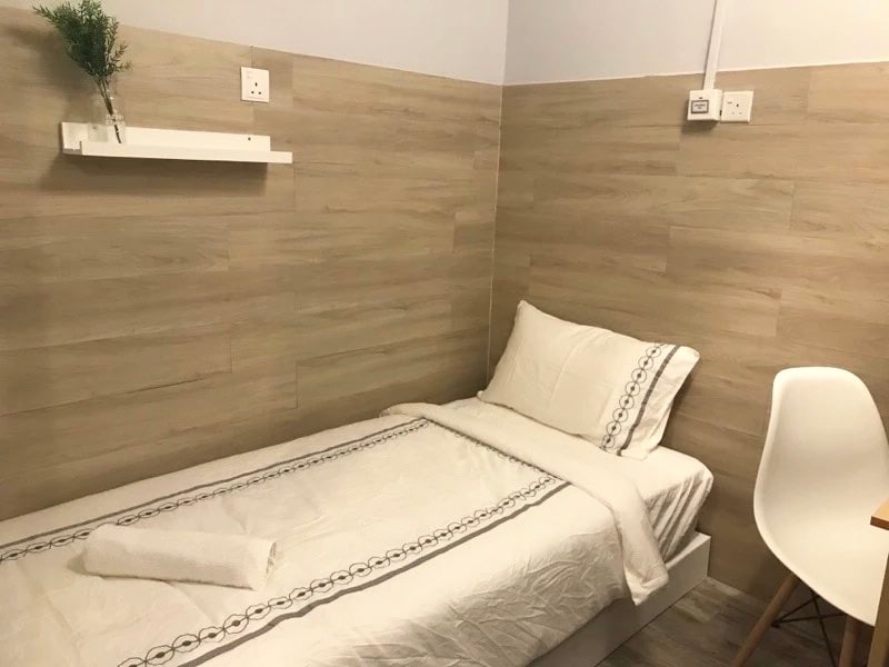 Cap 2 (Ground Level): Small Backpacker Sized Bedroom with 1 Hotel Standard Single Bed, with Shared Bathroom Outside The Room