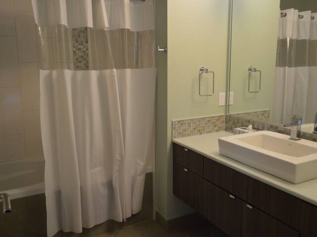 Beautiful 2 bdrm Apartment on Salt Spring Island gallery image 5