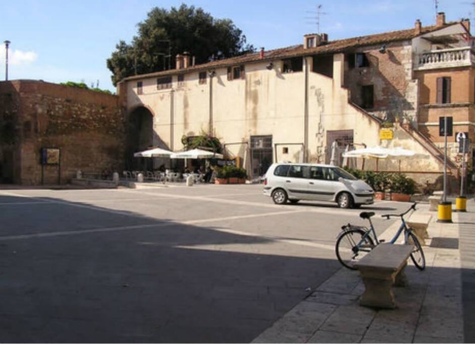 Veduta del Cassero del Sale dall'ingresso di Porta Vecchia
