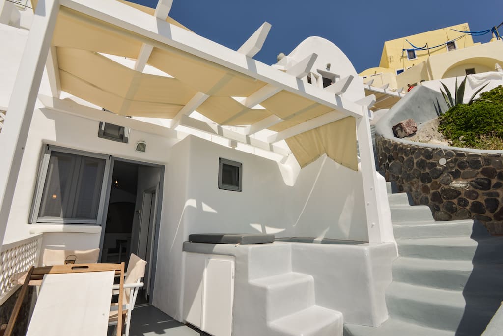 Welcome to our complex of 4 suites in Oia