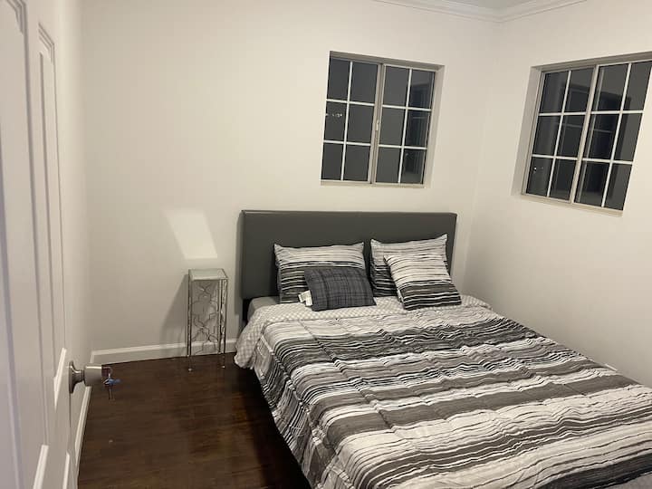 Dormitorio 5 arriba con cama tamaño queen arriba 
