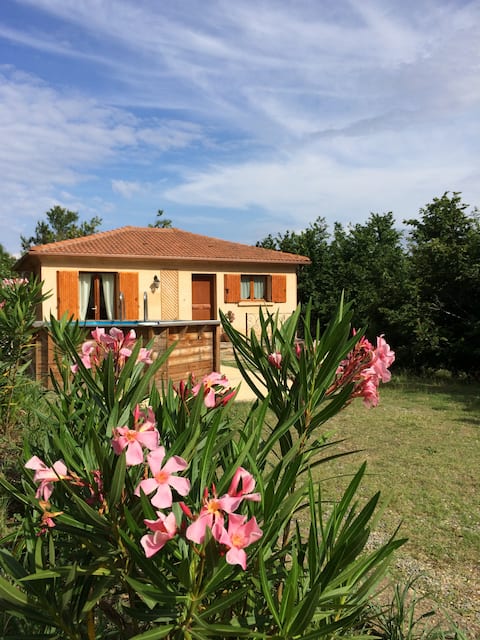 House swimming pool no neighborough 4 km the beach