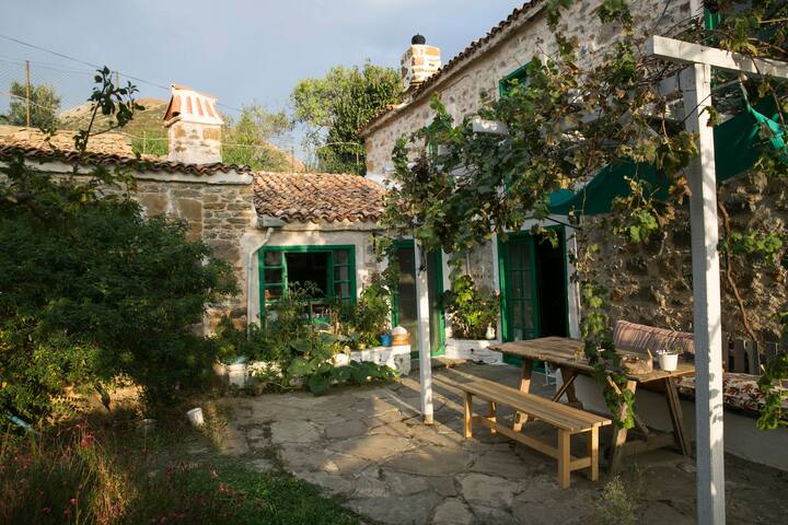 eski bademli koy de benzersiz konumda bir tas ev bademli koyu sehrinde kiralik adalar canakkale turkiye