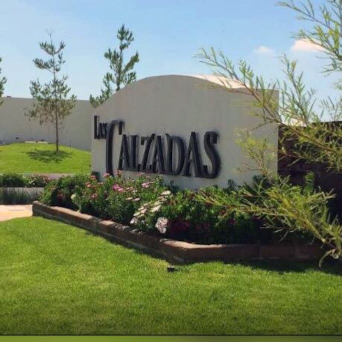 Las Calzadas entrance (green area view)