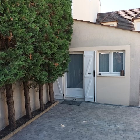 Successful Airbnb property: Studio near La Défense in Houilles