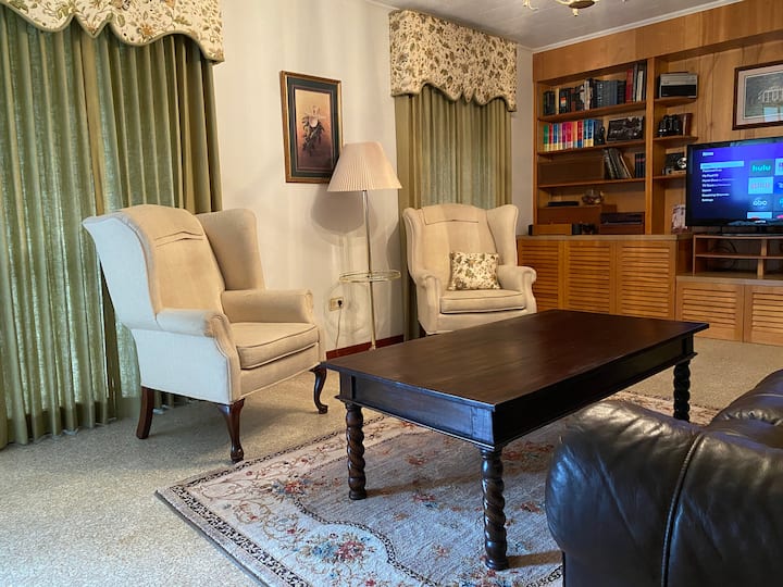 Il soggiorno della nonna offre un luogo confortevole per rilassarsi e staccare la spina.