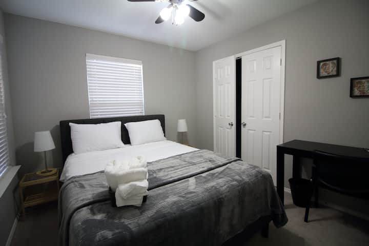 მე-3 საძინებელი საწოლითა და სამუშაო მაგიდით Queen