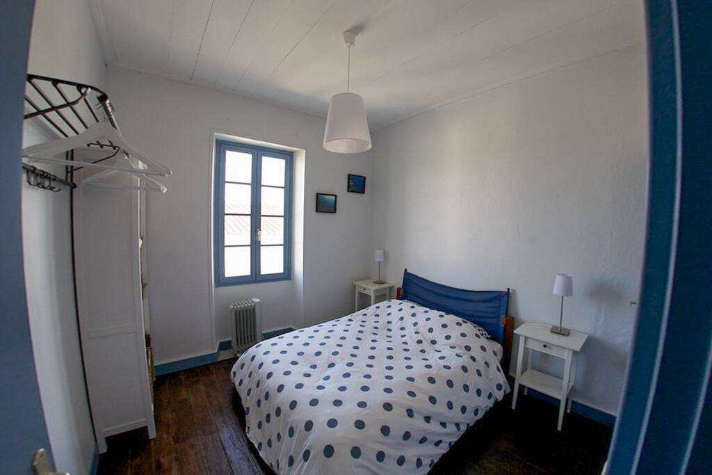 Chambre 1 grand lit.