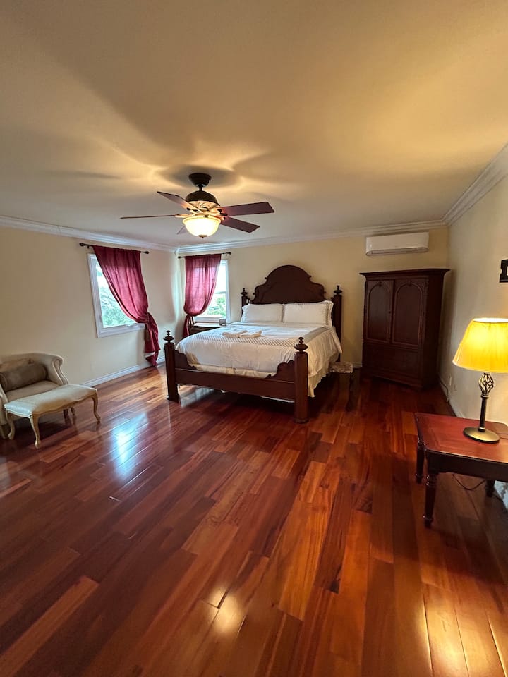 Chumba cha kulala # 1 (Ghorofa ya juu ya kitanda cha ukubwa wa Cal King) picha ya 1