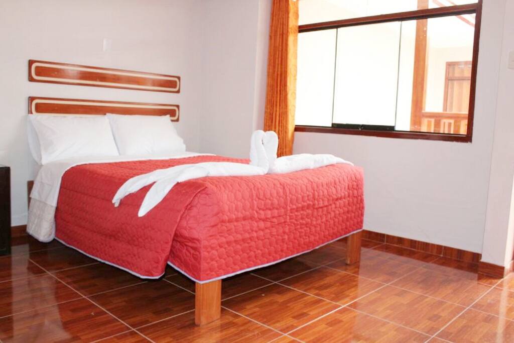 La habitación es una cama matrimonial que tiene baño privado con agua caliente las 24 horas.
Cable TV.
Desayuno Buffet