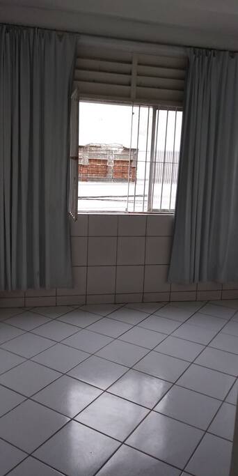 quarto com janela e grade aberta. O QUAL vc pode sentar para ver a folia do carnaval. Esse ap. fica por trás da sede do galo.