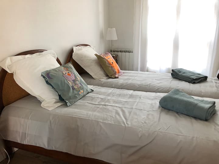 Спалня с 2 отделни легла