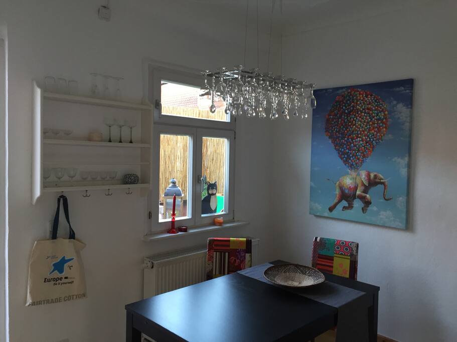 Küche mit ausziehbaren Tisch