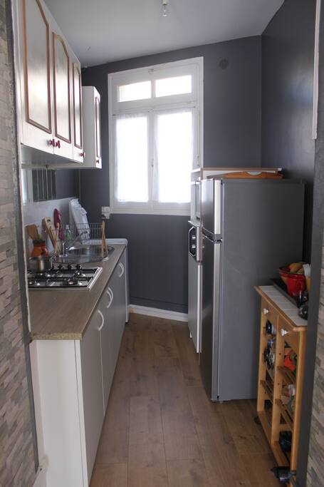 La cuisine (avec four, micro-onde, lave linge)