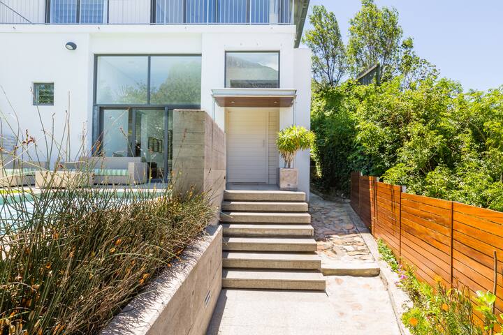 Contemporary Family Home with Table Mountain Views gallery image 3