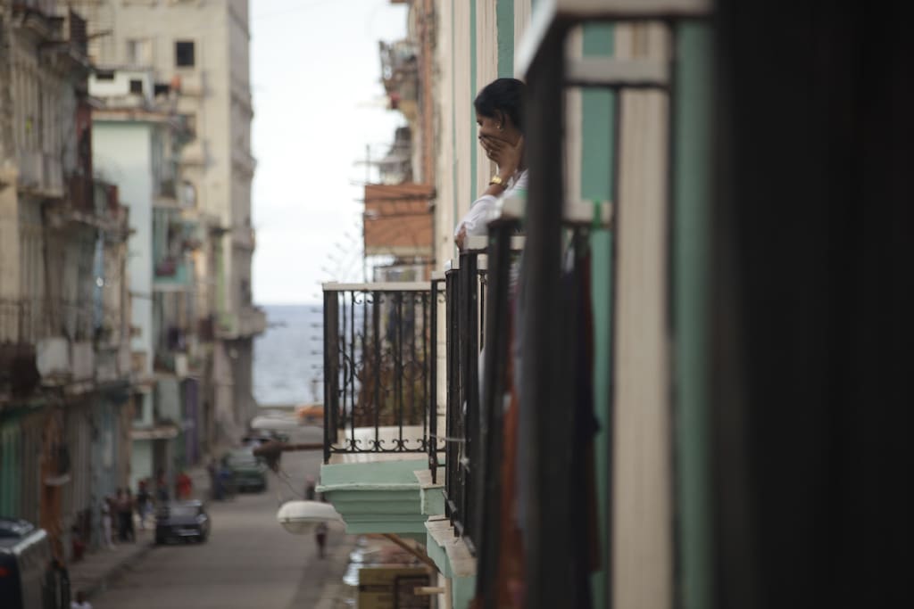 Dos balcones con una hermosa vista al mar