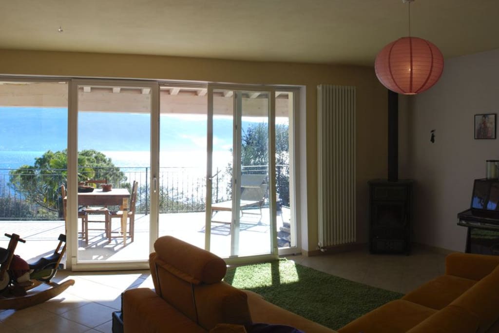 sala con pianoforte e stufa a legna