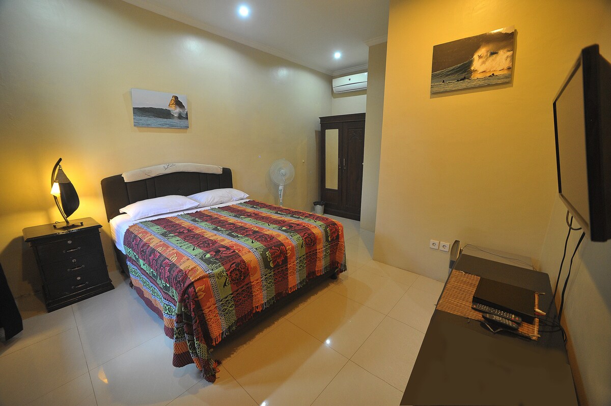 Habitación con vista a la piscina, cama tamaño queen