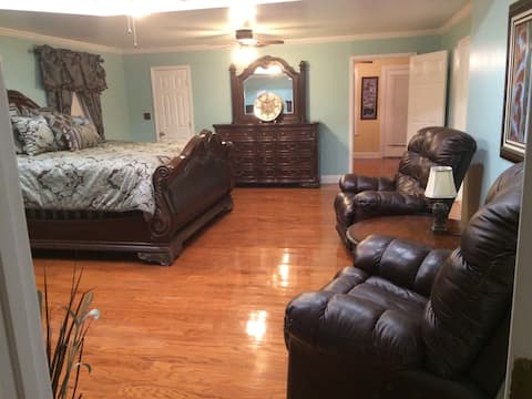 Comfortable Spacious Home Sleeps Up To 16 w/pool