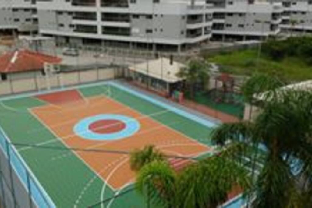 Quadra poliesportiva ao lado parquinho infantil
