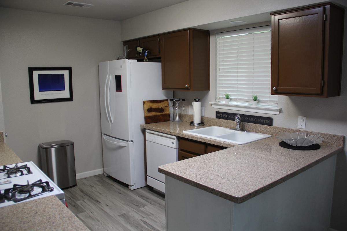Sparkling Clean Spacious 2BR 1BA Home in S. Austin