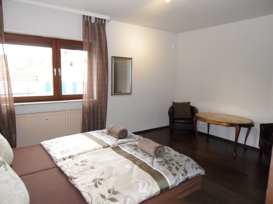 Großes modernes Schlafzimmer