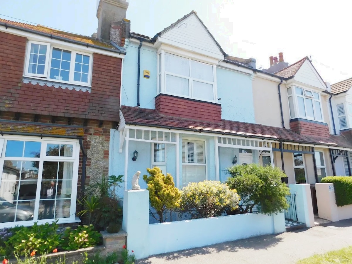 Otter's Holt Dog friendly yards from beach Houses for Rent in