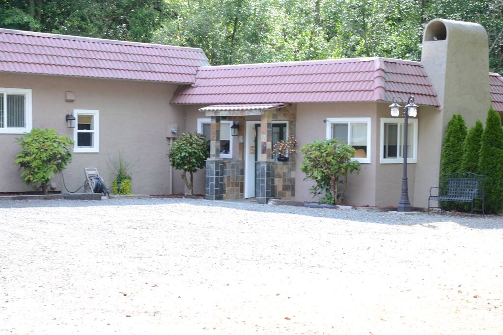 Front Guesthouse