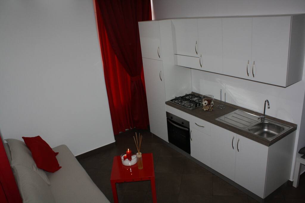 cucina attrezzata con tutto ciò che è necessario per preparare delle ottime pietanze
