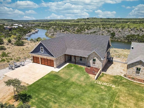 Beautiful 5 bed/3 bath Lake house with Pool