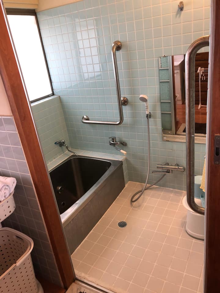 ボディーソープ
シャンプー
バスタオル
ハンドタオル
歯ブラシ