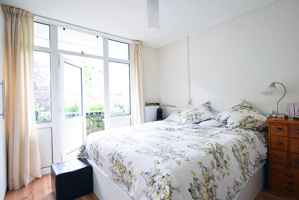 The master bedroom; the bed is a kingsize bed (180x200cm)