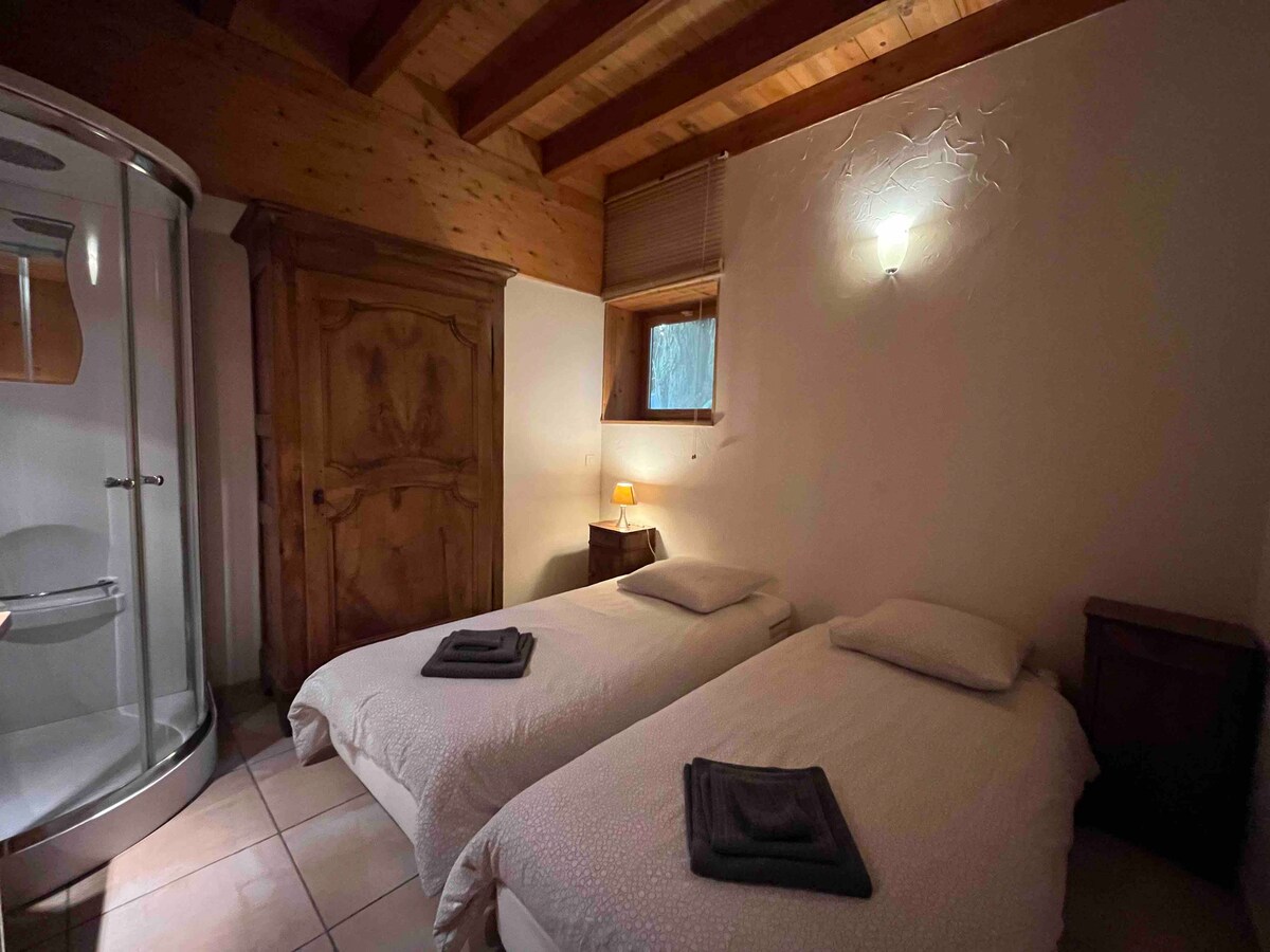 غرفة نوم مع حمام داخلي