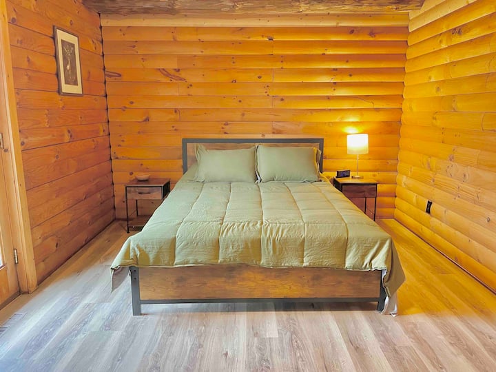 سرير كبير خارج مدخل الطابق الرئيسي 