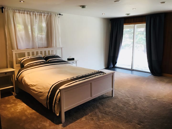 غرفة نوم بسرير كبير- الخروج 