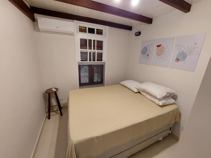 Slaapkamer beneden. Tweepersoonsbed met extra bed eronder. Drempelvrije toegankelijkheid.