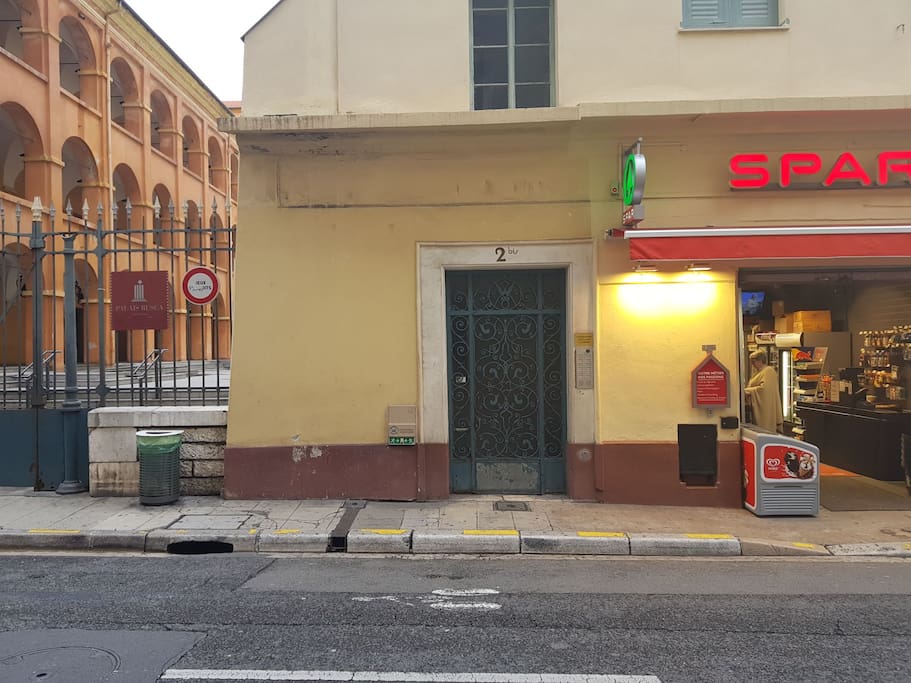 l'entrée de l immeuble