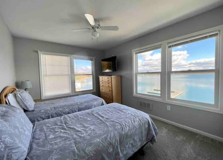 dormitorio con dos camas individuales