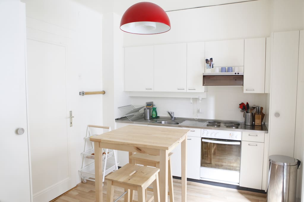 Cuisine avec accès au salon, à l'entrée et au balcon.