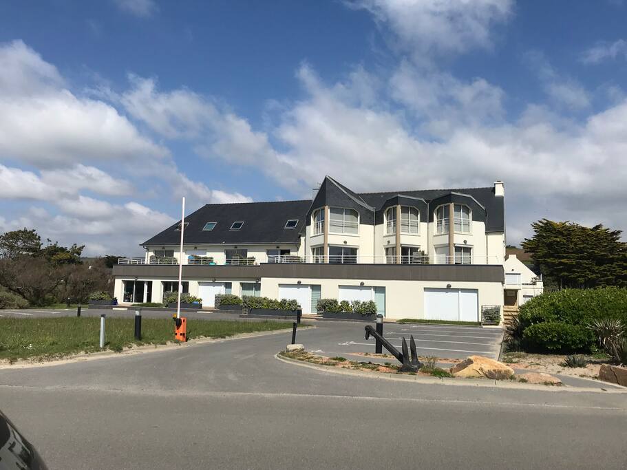 Résidence haut standing, sécurisée: appartement RDC, expo Sud, en retrait des autres logements ( à droite sur la photo).