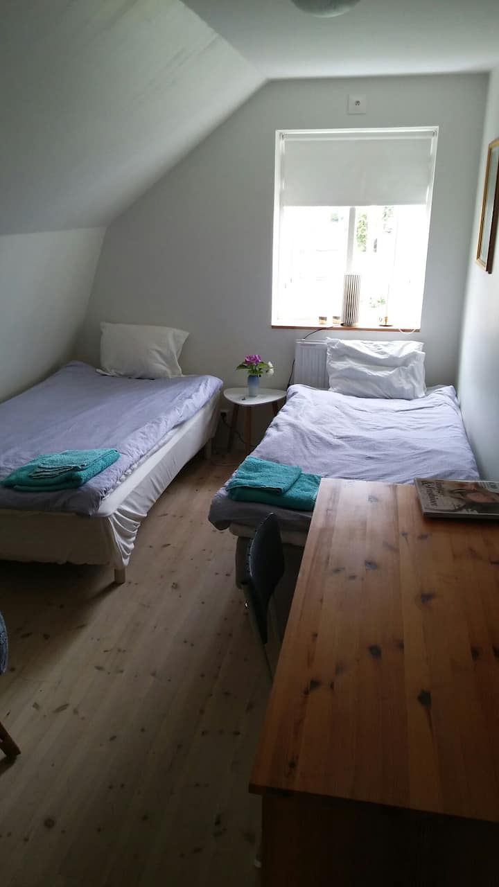 Dhoma ndodhet lart me banjë poshtë.