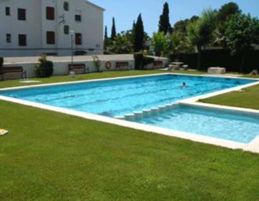 Piscina y zona verde