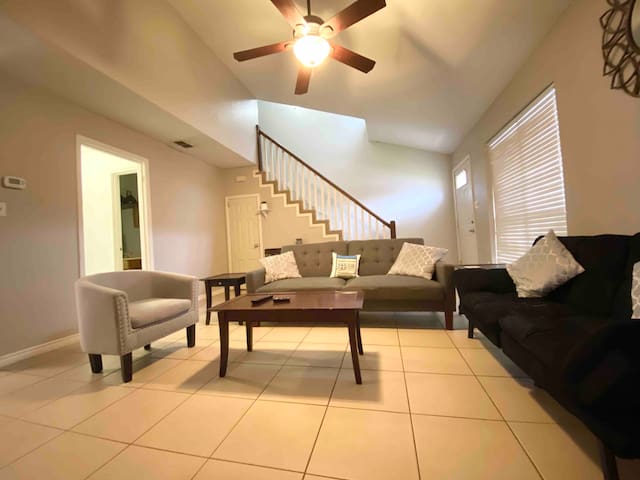 Beautiful spacious townhome/. 15 min to the beach