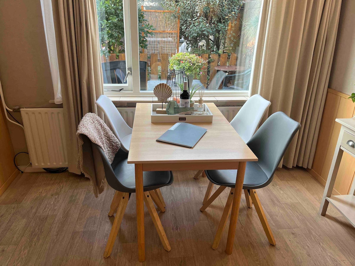 Popular Airbnb listing: Cozy vacation home – 450 m from the sea in Zuid I En Ii